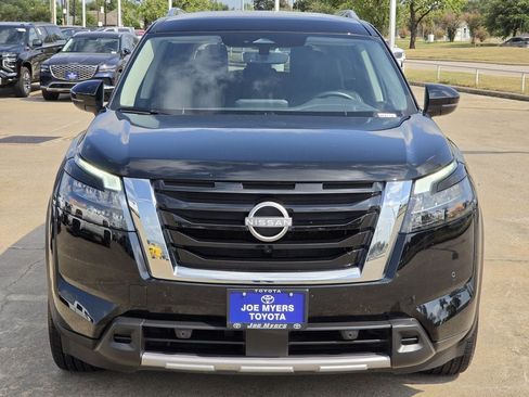 Used 2025 Nissan Pathfinder SL FWD image 3