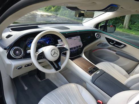 Used 2023 Mercedes-Benz EQS 580 4MATIC SUV image 2