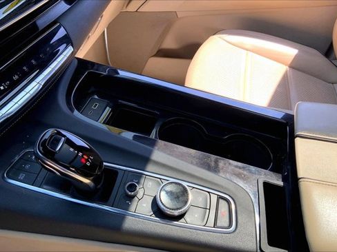 Used 2021 Cadillac Escalade Premium Luxury AWD/4WD image 17