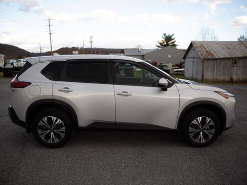 Used 2022 Nissan Rogue SV image 2