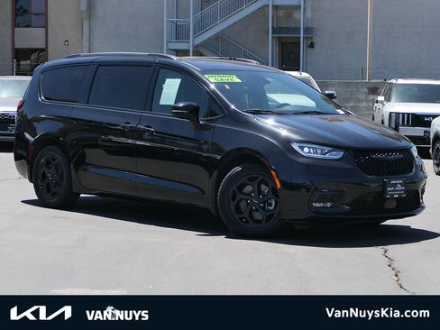 Used 2024 Chrysler Pacifica Premium FWD image 1