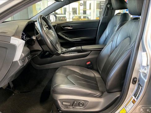 Used 2021 Toyota Avalon XLE FWD image 3