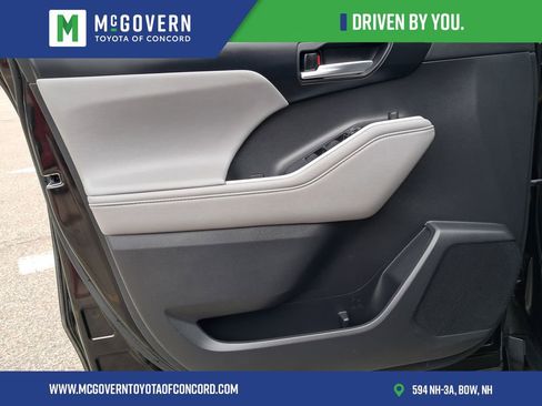 Used 2021 Toyota Highlander XLE image 8