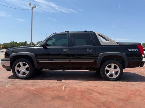 Used 2005 Chevrolet Avalanche Z71 w/ Preferred Equipment Group AWD/4WD image 6