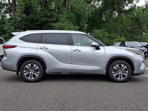 Used 2023 Toyota Highlander XLE AWD/4WD image 7