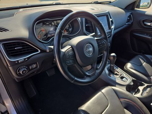 Used 2019 Jeep Cherokee Trailhawk AWD/4WD image 12