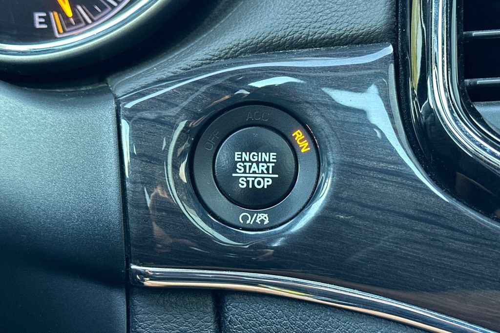Used 2020 Jeep Grand Cherokee Overland AWD/4WD image 26
