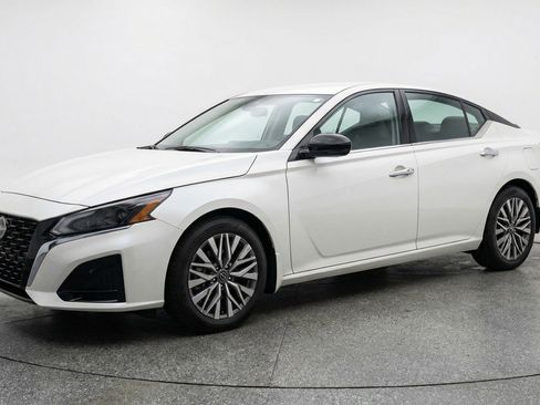 Used 2025 Nissan Altima 2.5 SV image 3