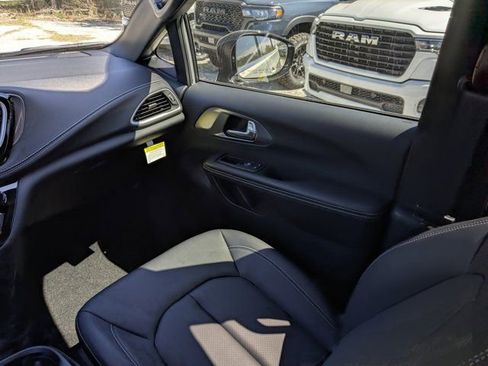 New 2026 Chrysler Pacifica Select FWD image 19