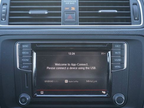 Used 2017 Volkswagen Jetta SE image 11