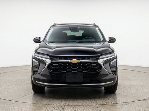 Used 2025 Chevrolet Trax LT FWD image 2