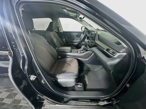 Used 2022 Toyota Highlander LE FWD image 32