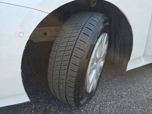 Used 2022 Toyota Prius LE FWD image 32