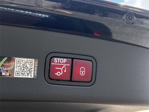 Used 2025 Mercedes-Benz GLC 350e 4MATIC image 10