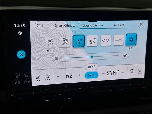 Used 2025 Volkswagen Atlas SE image 24