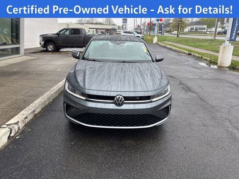 Certified 2025 Volkswagen Jetta SE w/ Sunroof Package FWD image 4