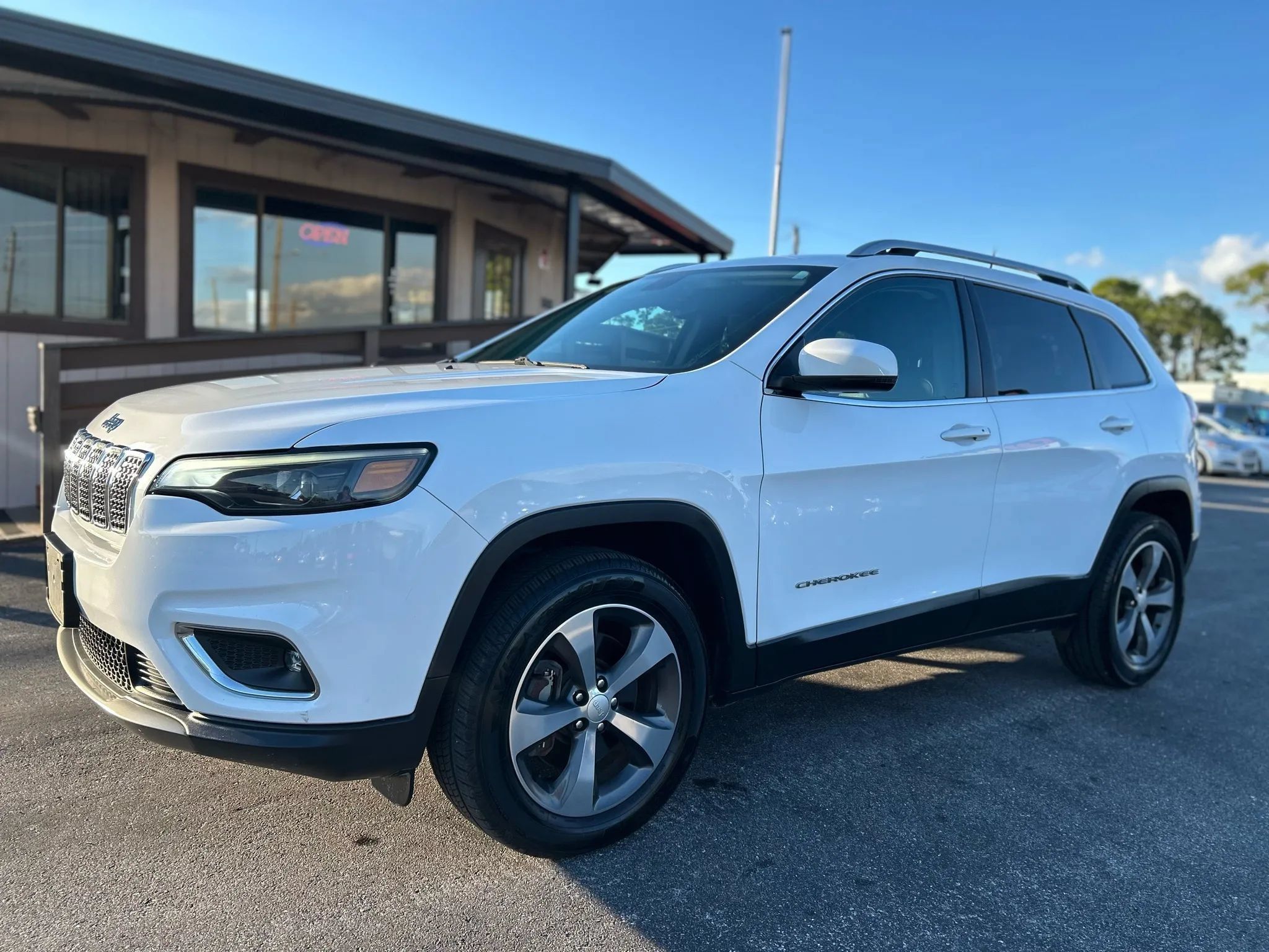 Used 2019 Jeep Cherokee Limited AWD/4WD image 11