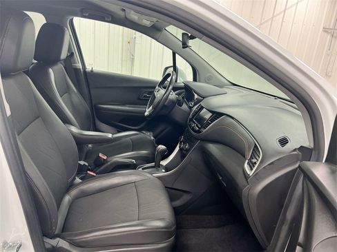 Used 2022 Chevrolet Trax LT w/ LT Convenience Package image 21