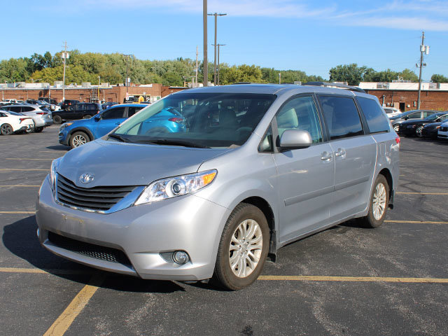 Used 2012 Toyota Sienna XLE FWD image 2