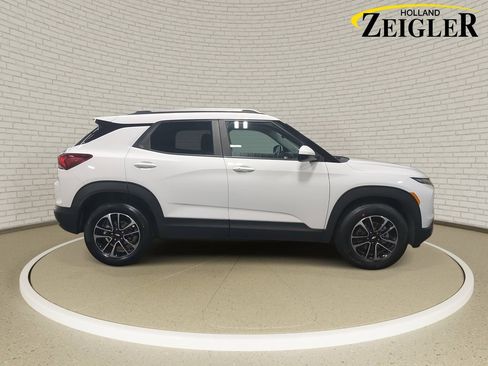 Used 2025 Chevrolet TrailBlazer LT w/ Driver Confidence Package image 4