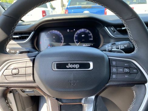Certified 2023 Jeep Grand Cherokee Laredo w/ Luxury Tech Group I AWD/4WD image 15