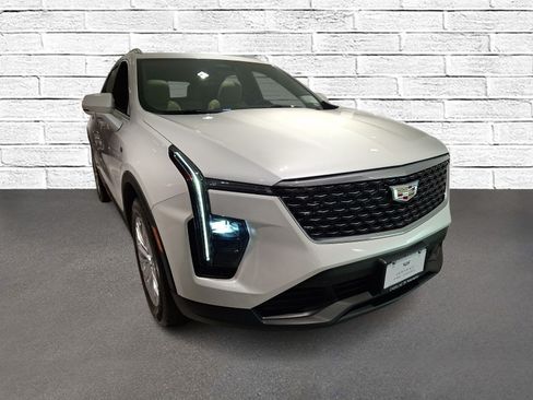 Used 2024 Cadillac XT4 Luxury w/ Cold Weather Package AWD/4WD image 2