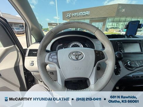 Used 2014 Toyota Sienna SE w/ SE Premium Package w/Entune FWD image 5