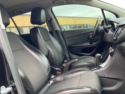 Used 2022 Chevrolet Trax LT w/ Midnight Edition AWD/4WD image 16