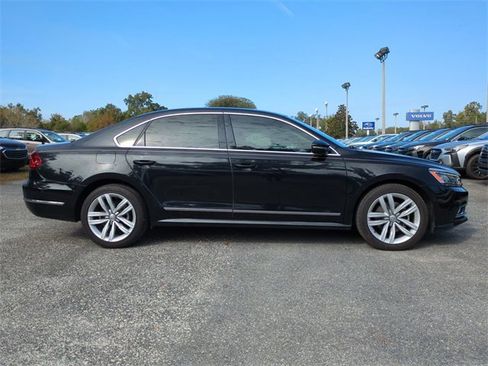 Used 2017 Volkswagen Passat 1.8T SEL Premium image 3