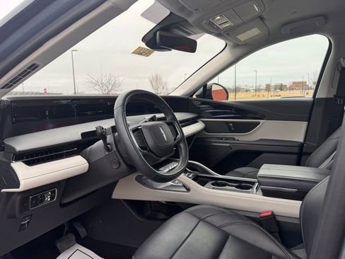 Used 2025 Lincoln Nautilus Premier AWD/4WD image 10