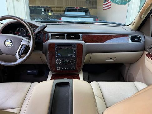Used 2010 Chevrolet Suburban LTZ RWD image 19