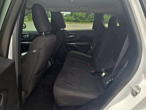 Used 2020 Jeep Cherokee Latitude FWD image 16