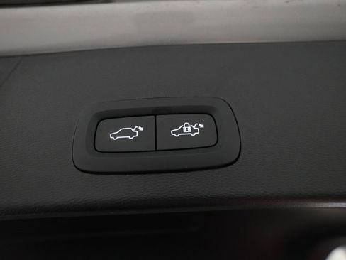 Used 2025 Volvo XC40 B5 Core image 15