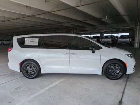 New 2024 Chrysler Pacifica Select w/ Uconnect Theater Family Group image 4