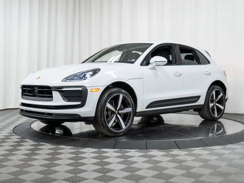 Used 2025 Porsche Macan image 28
