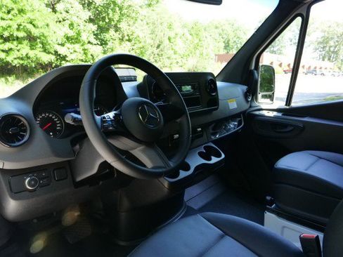 Used 2025 Mercedes-Benz Sprinter 2500 image 2