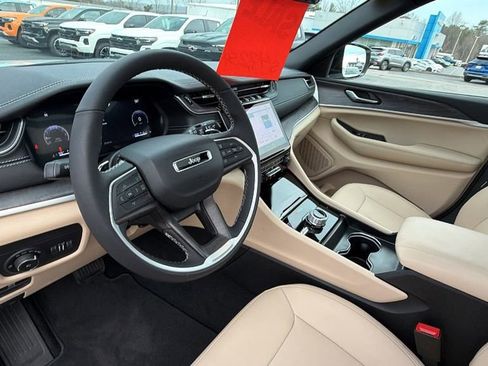 Used 2025 Jeep Grand Cherokee Limited w/ Trailer Tow Package image 22