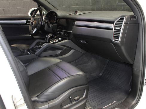 Used 2022 Porsche Cayenne Platinum Edition image 50