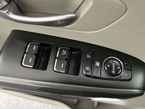 Used 2021 Kia Sedona LX FWD image 13