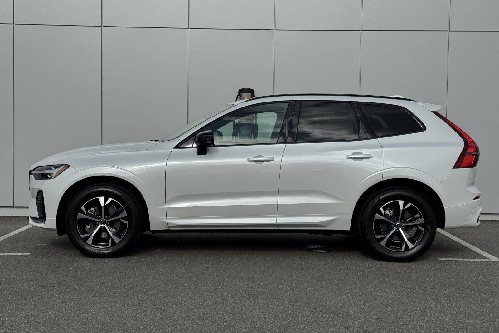 Used 2026 Volvo XC60 B5 Core AWD/4WD image 2