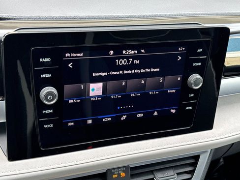 Used 2025 Volkswagen Taos SE w/ Panoramic Sunroof Package image 17