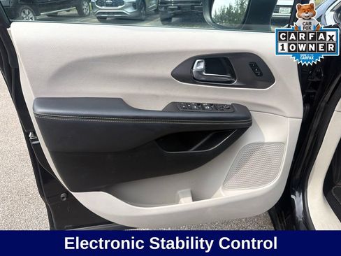 Used 2023 Chrysler Pacifica Touring-L FWD image 21