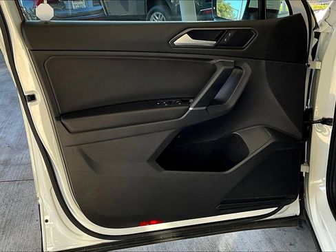 Used 2018 Volkswagen Tiguan SE w/ Panoramic Sunroof Package image 26