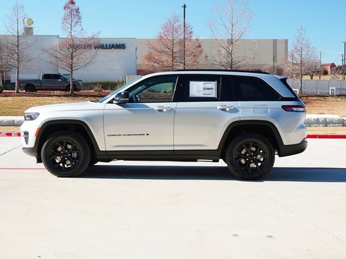 New 2025 Jeep Grand Cherokee Altitude AWD/4WD image 2