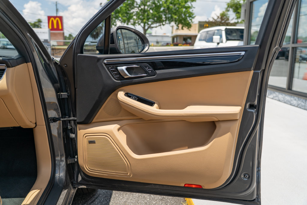Used 2018 Porsche Macan AWD/4WD image 18