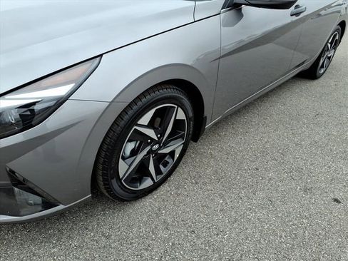 Used 2023 Hyundai Elantra Limited image 4