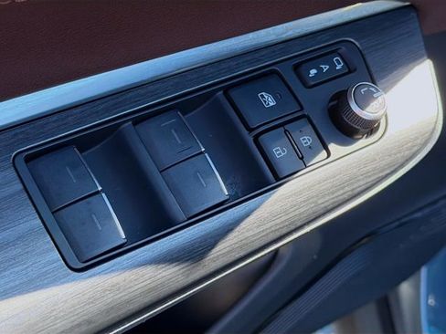 Used 2023 Toyota Venza XLE image 23