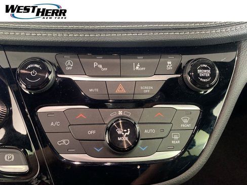 Used 2026 Chrysler Pacifica Select AWD/4WD image 6