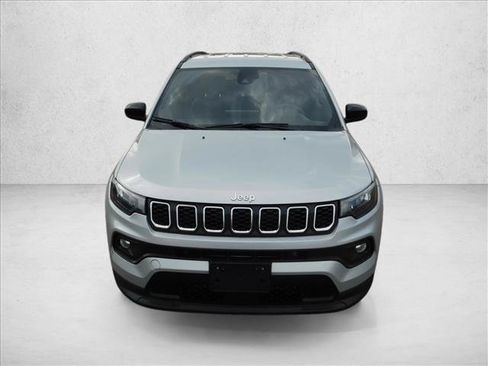Used 2024 Jeep Compass Latitude AWD/4WD image 3