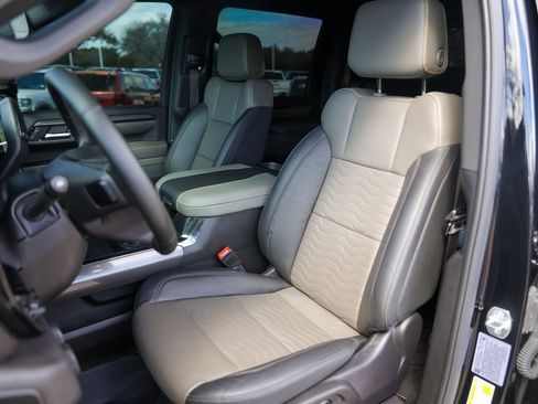 Used 2025 Chevrolet Silverado 2500 ZR2 w/ Technology Package image 10